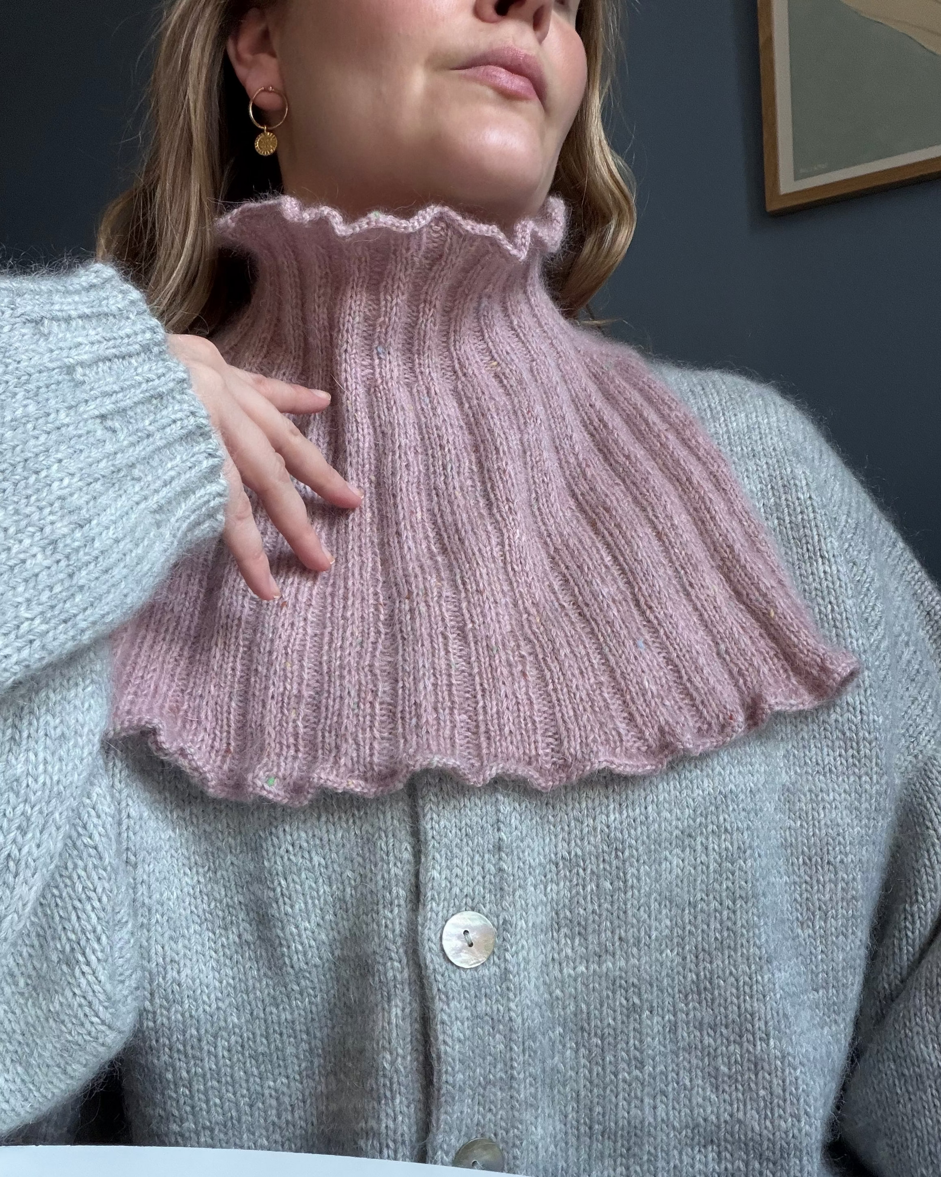 ザレターズ The Letters KNITTED NECK WARMER Iiris Neck Warmer – Knitters & Friends